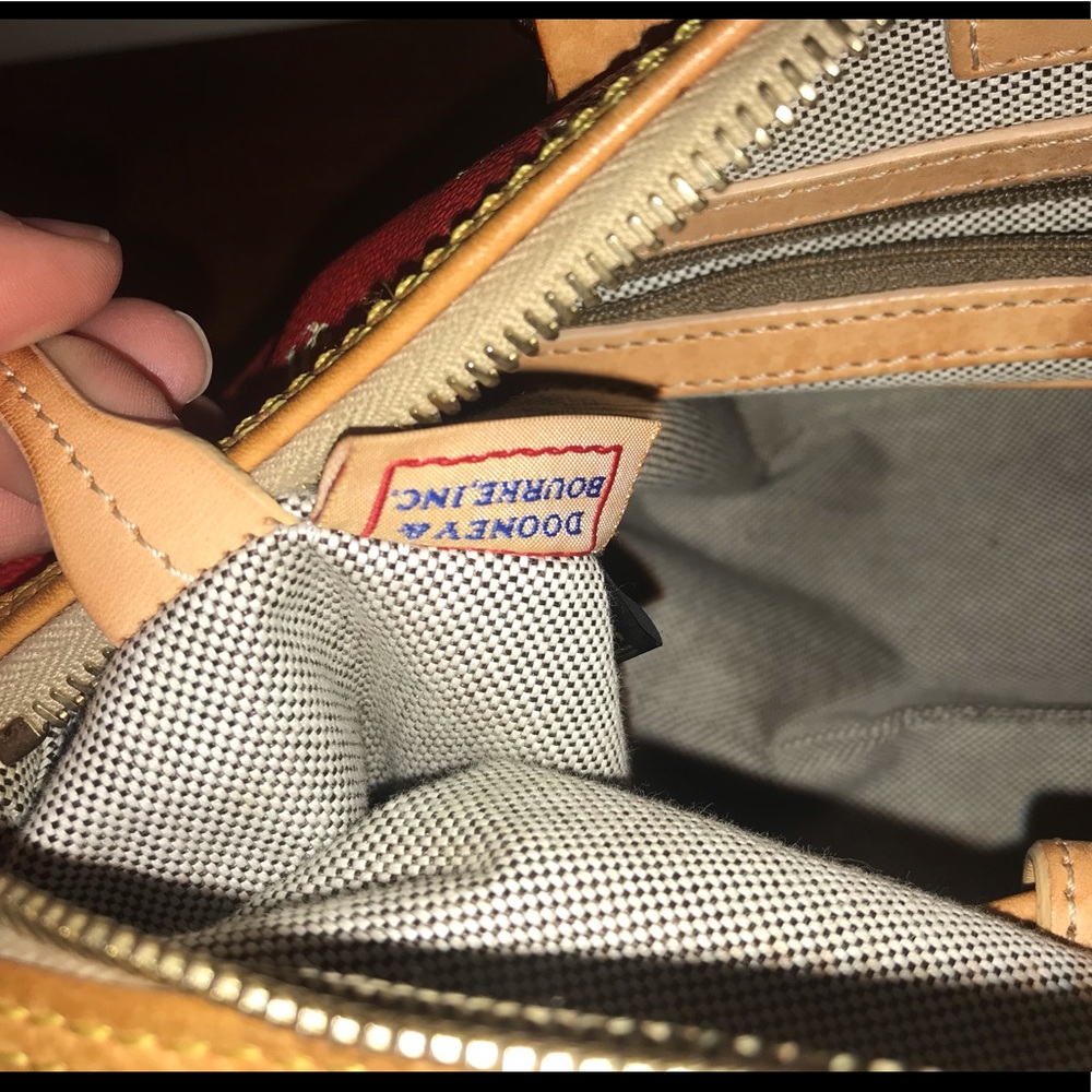 SOLD 🩸 Beautiful Dooney and Bourke K9395128 - Picture 5 of 8